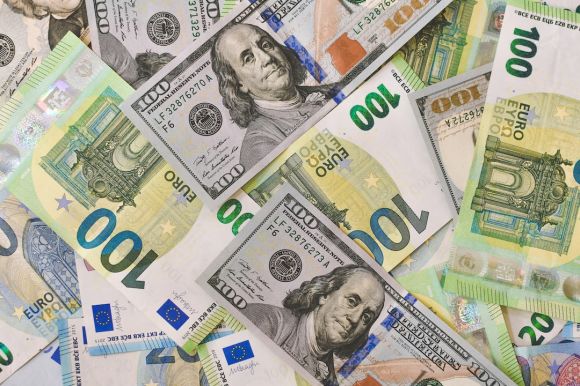 International Trade - 100 and 20 euro banknotes