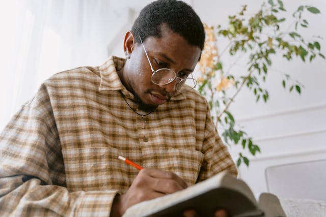 homme avec un stylo